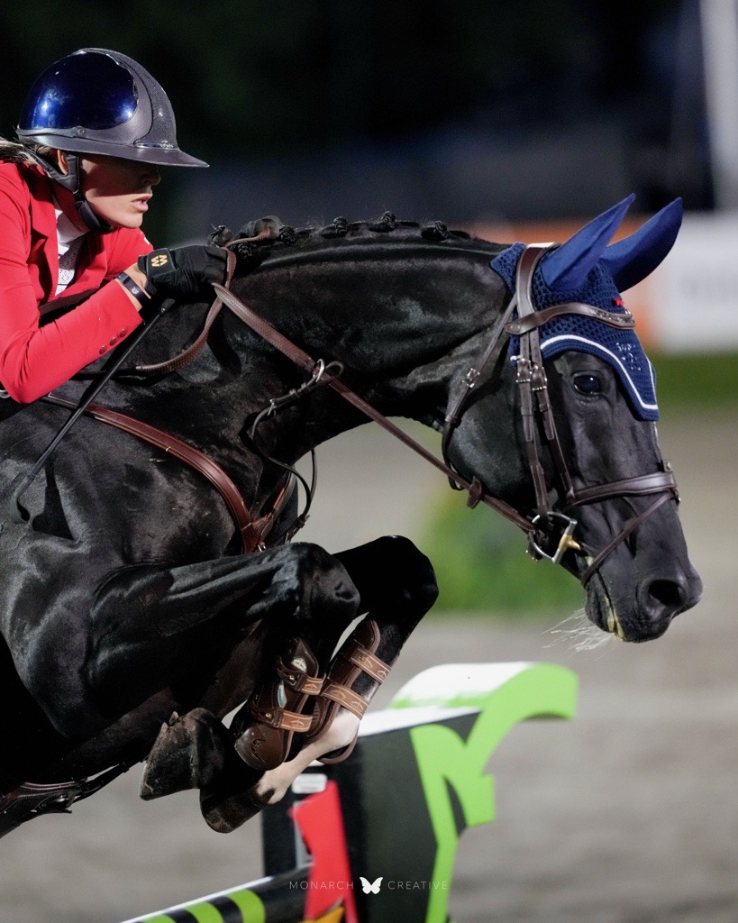 Jessica Mendoza show jumping in competition